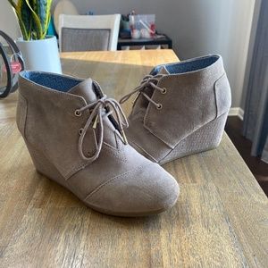 Tom’s gray suede ankle booties
